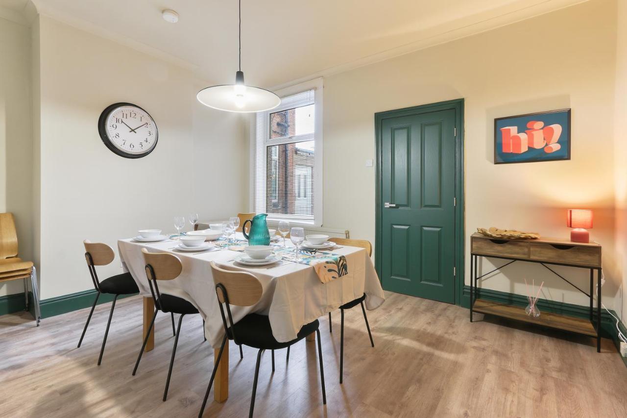 Home From Home: Spacious 4-Bed Worker & Group Retreat Rotherham Exterior photo
