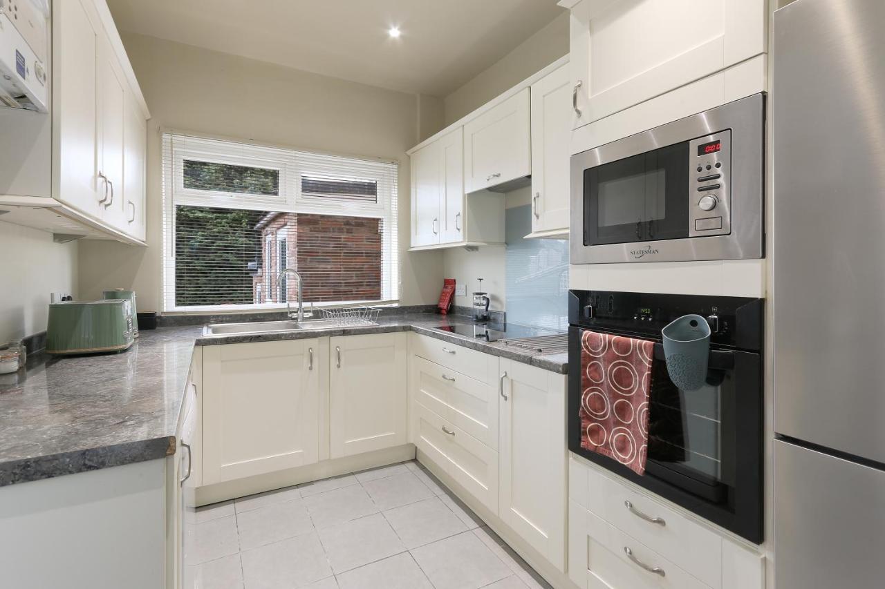 Home From Home: Spacious 4-Bed Worker & Group Retreat Rotherham Exterior photo