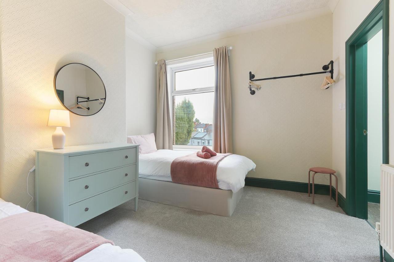 Home From Home: Spacious 4-Bed Worker & Group Retreat Rotherham Exterior photo